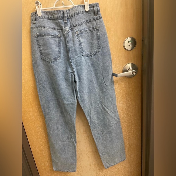 High Waist Ripped Cut Out Mom Fit Jeans - Picture 4 of 4